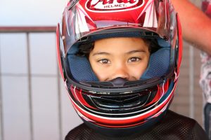 Foto van een kind klaar om mee te rijden op een stoere motor