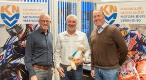 Foto: vlnr. Jan Wilms (voorzitter KNMV), Patrick Boxem (voorzitter St. Against Cancer) met Bikkel - de knuffel van Against Cancer -, Patrice Assendelft (algemeen directeur KNMV).